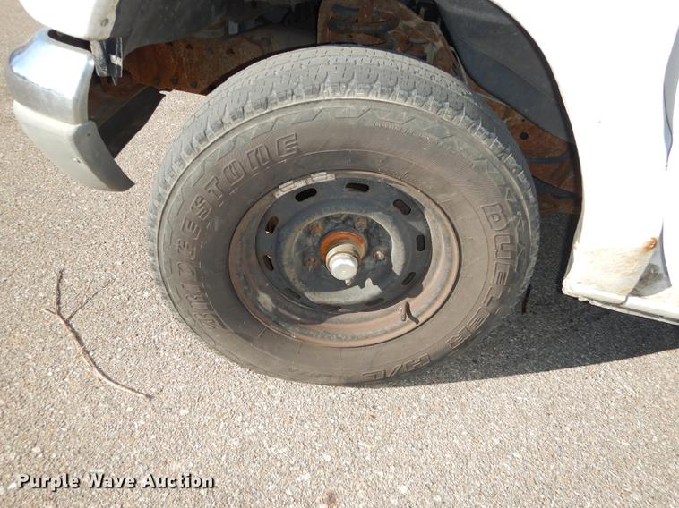 image for item J5557 2001 Ford E150 XL van