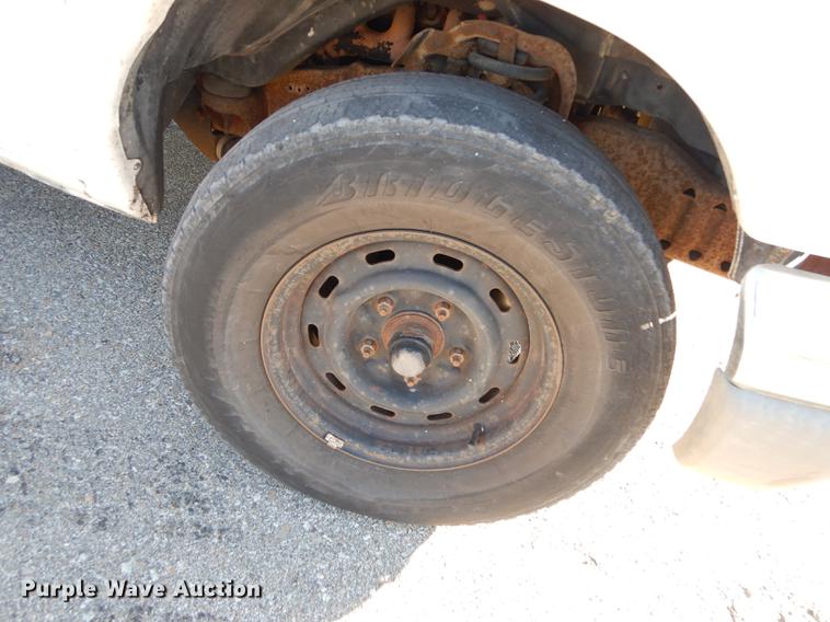 image for item J5557 2001 Ford E150 XL van