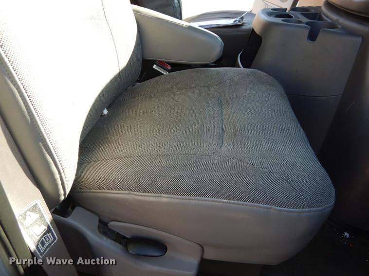 image for item J5557 2001 Ford E150 XL van