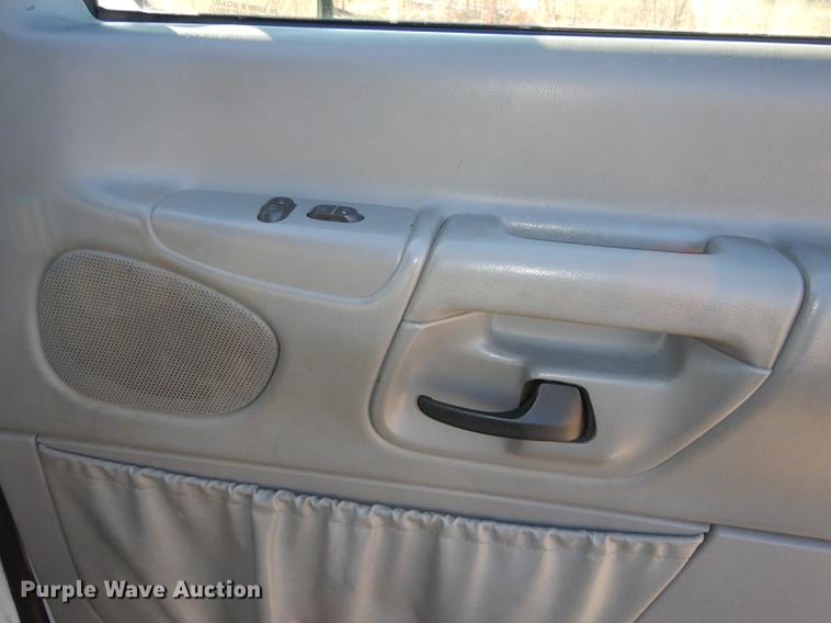 image for item J5557 2001 Ford E150 XL van
