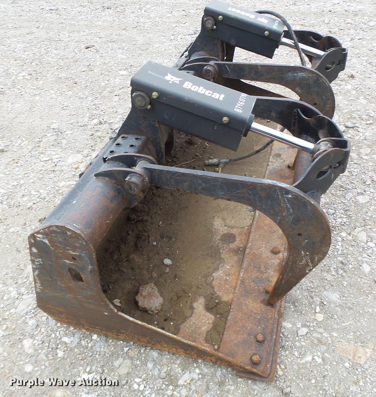 image for item DB9841 2011 Bobcat GRPL74 grapple bucket