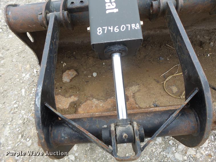 image for item DB9841 2011 Bobcat GRPL74 grapple bucket