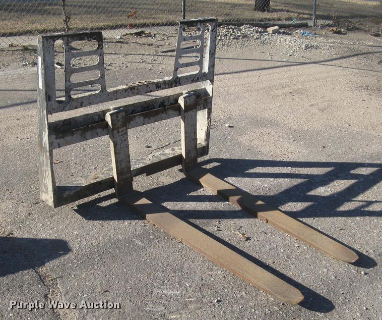 image for item DL9772 Skid steer pallet forks