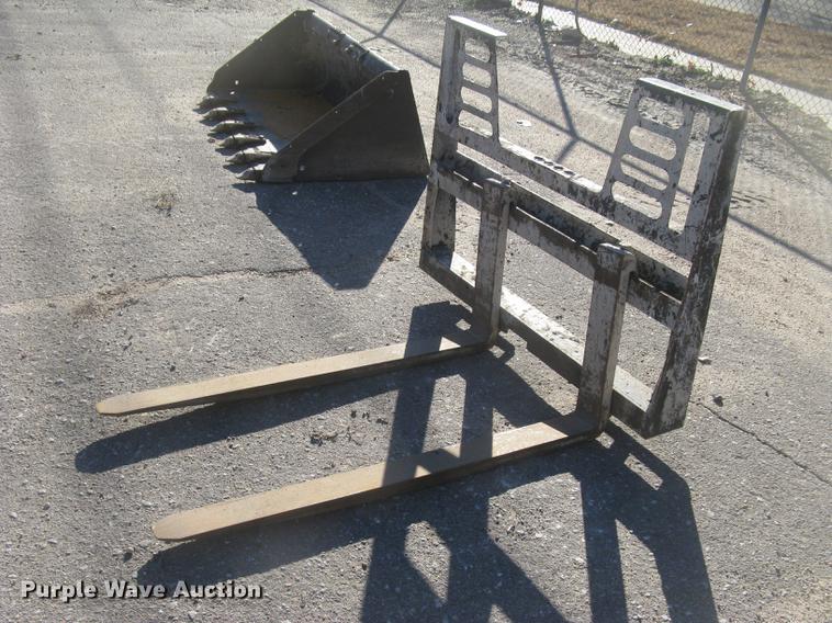 image for item DL9772 Skid steer pallet forks