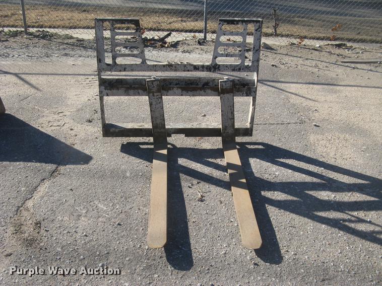 image for item DL9772 Skid steer pallet forks