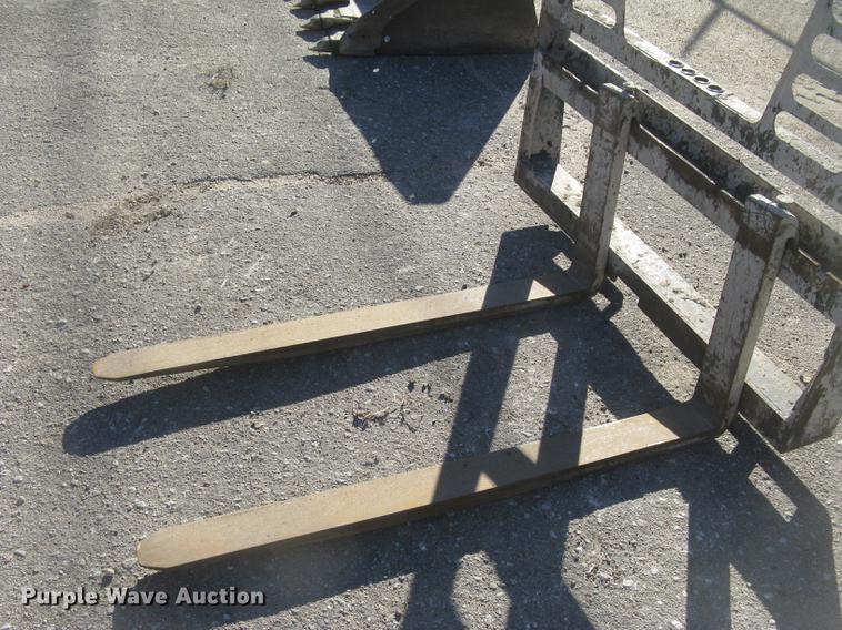 image for item DL9772 Skid steer pallet forks