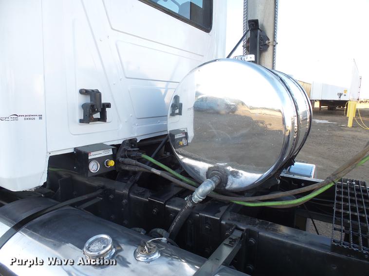 image for item DX9026 2003 Mack CX13 Vision semi truck