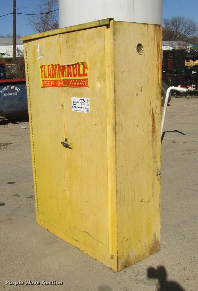 image for item DC0015 Metal storage cabinet