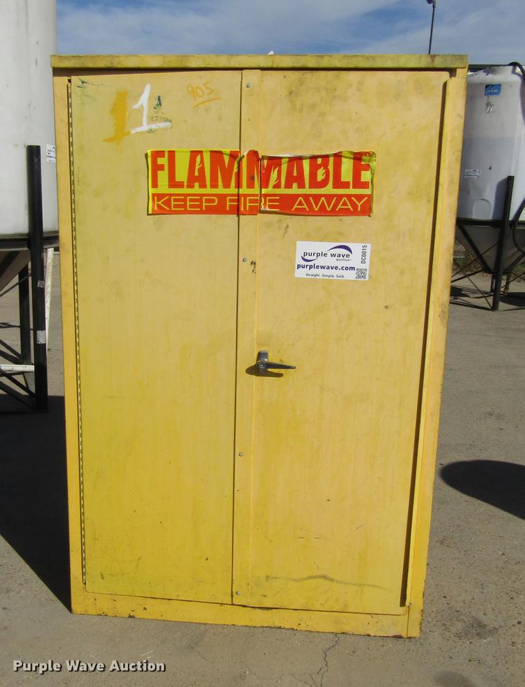 image for item DC0015 Metal storage cabinet