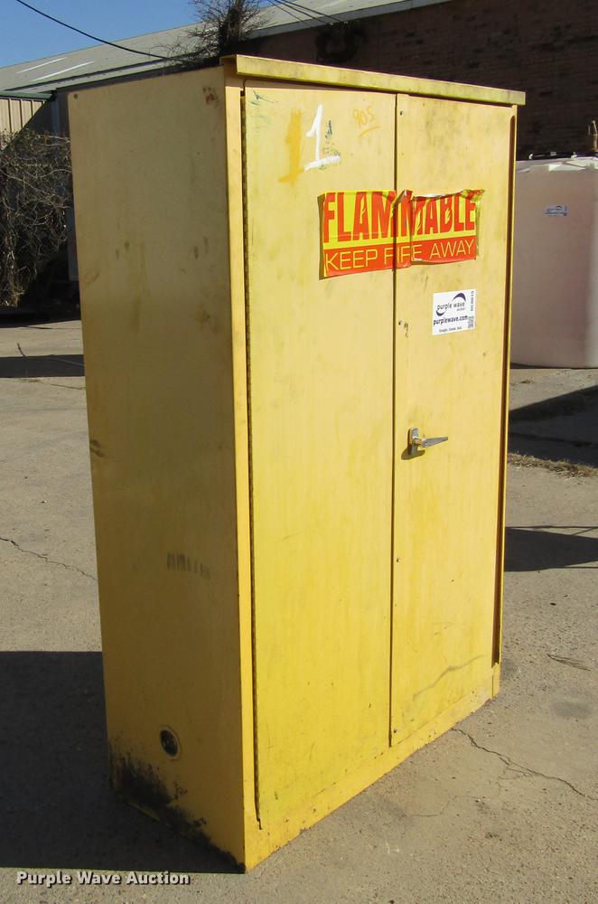 image for item DC0015 Metal storage cabinet