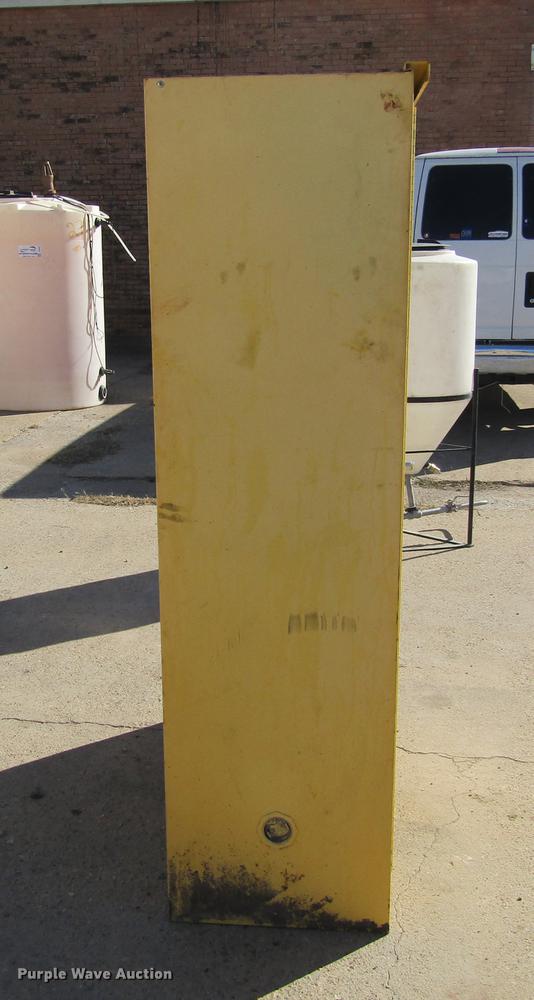 image for item DC0015 Metal storage cabinet