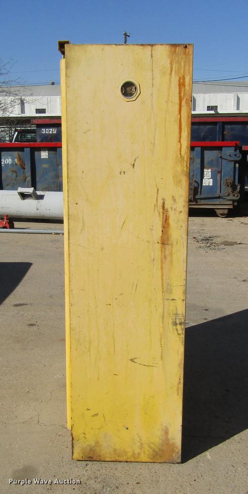 image for item DC0015 Metal storage cabinet