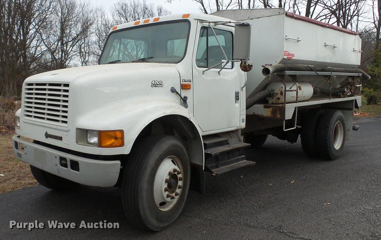 image for item DC5722 2000 International 4700 feed truck