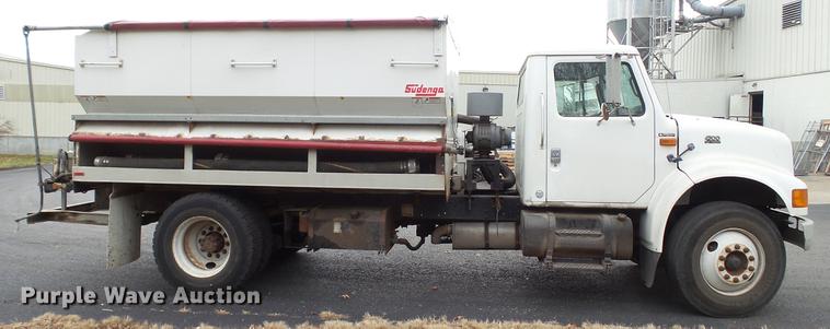 image for item DC5722 2000 International 4700 feed truck