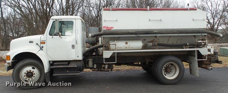 image for item DC5722 2000 International 4700 feed truck