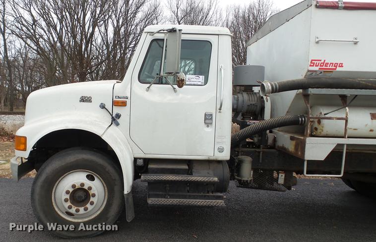 image for item DC5722 2000 International 4700 feed truck