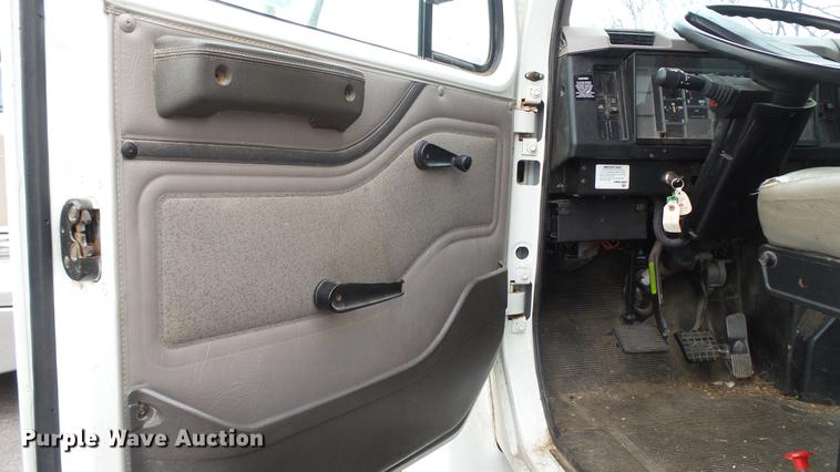 image for item DC5722 2000 International 4700 feed truck