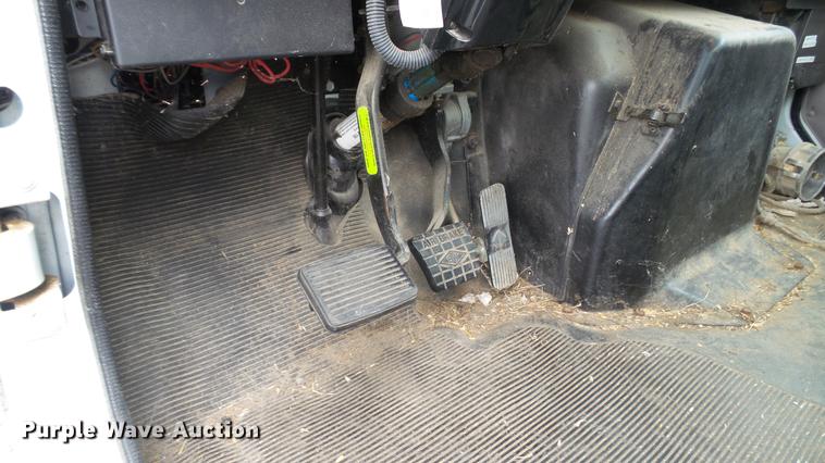 image for item DC5722 2000 International 4700 feed truck