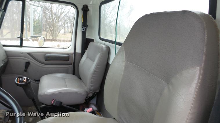 image for item DC5722 2000 International 4700 feed truck