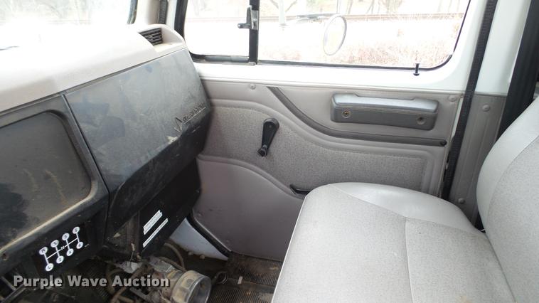 image for item DC5722 2000 International 4700 feed truck