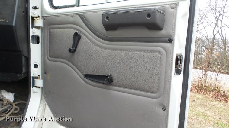 image for item DC5722 2000 International 4700 feed truck