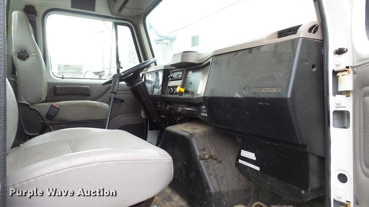 image for item DC5722 2000 International 4700 feed truck