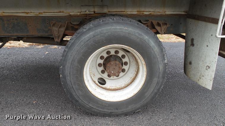 image for item DC5722 2000 International 4700 feed truck