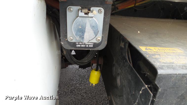 image for item DC5722 2000 International 4700 feed truck