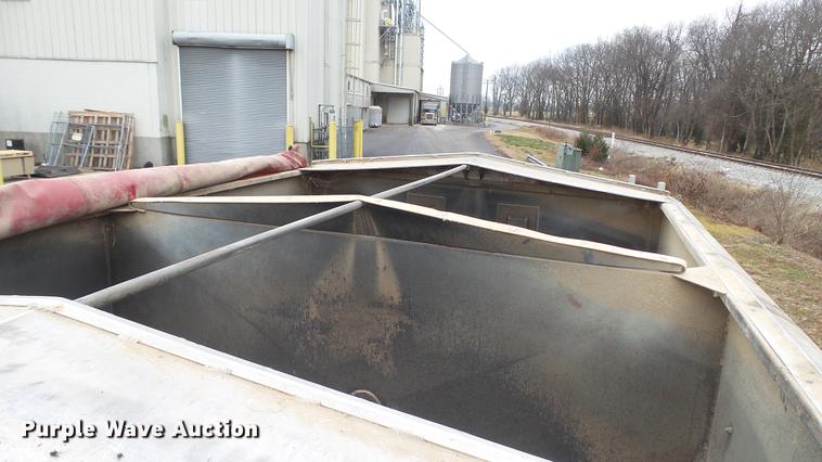 image for item DC5722 2000 International 4700 feed truck