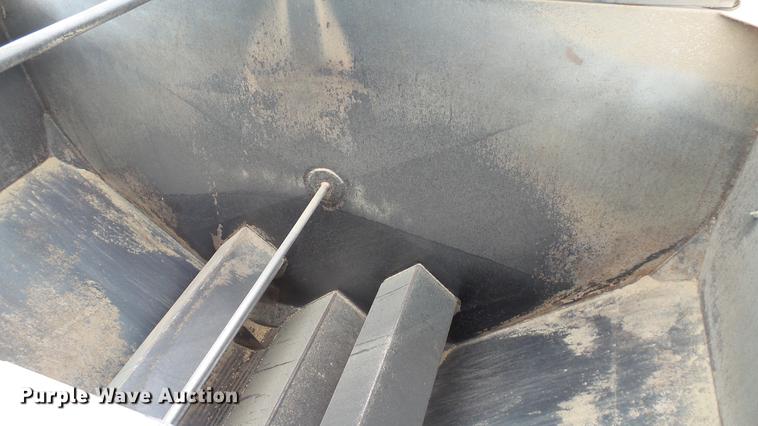 image for item DC5722 2000 International 4700 feed truck