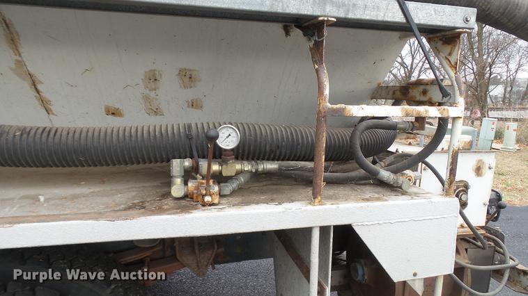 image for item DC5722 2000 International 4700 feed truck