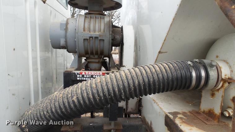 image for item DC5722 2000 International 4700 feed truck