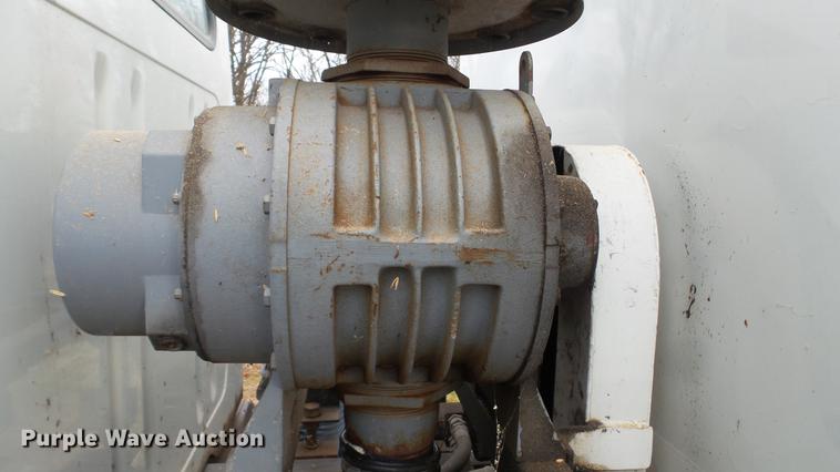 image for item DC5722 2000 International 4700 feed truck