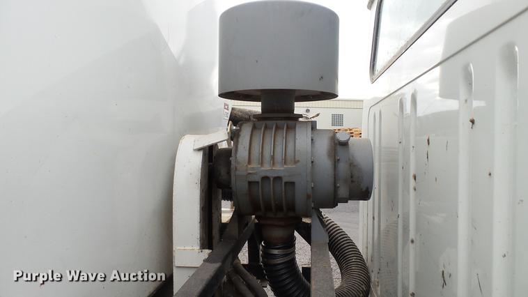 image for item DC5722 2000 International 4700 feed truck