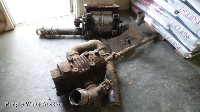 image for item DC5722 2000 International 4700 feed truck