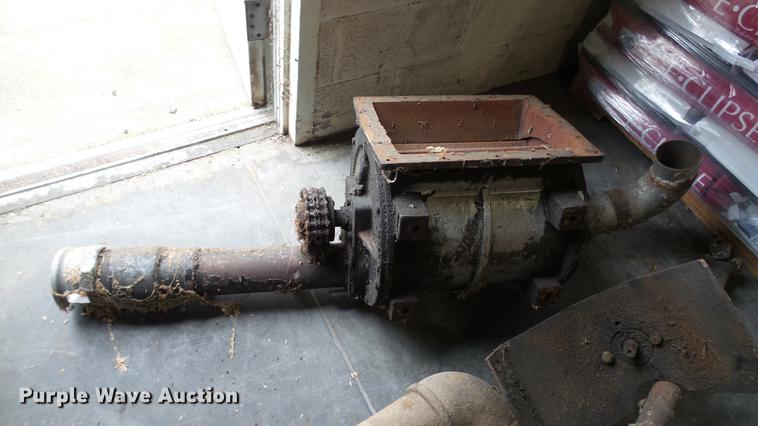 image for item DC5722 2000 International 4700 feed truck