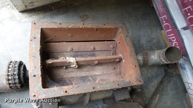 image for item DC5722 2000 International 4700 feed truck