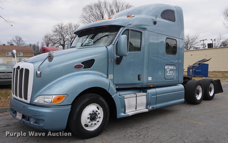 image for item DB0329 2010 Peterbilt 387 semi truck