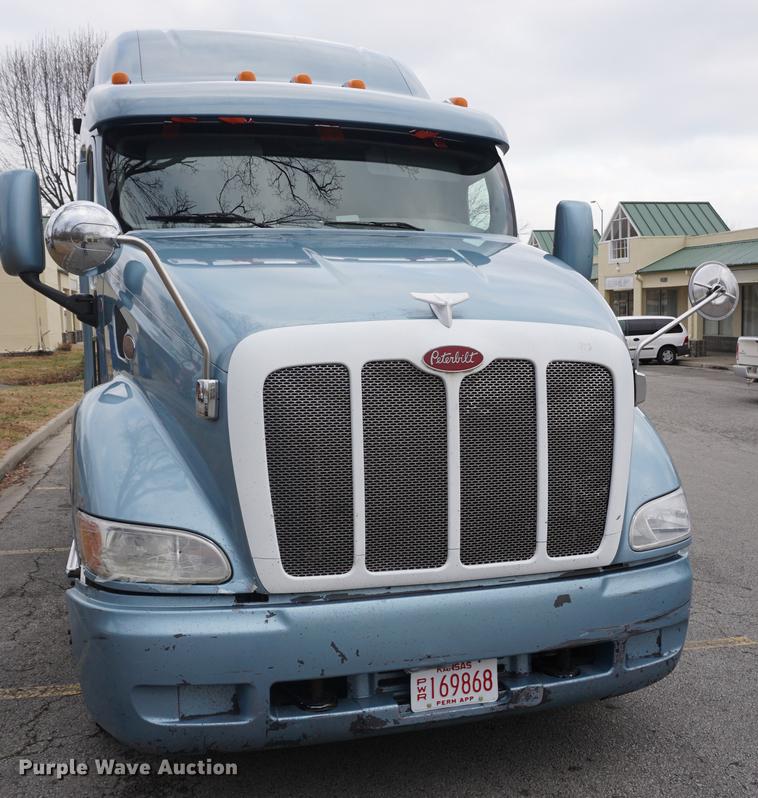 image for item DB0329 2010 Peterbilt 387 semi truck