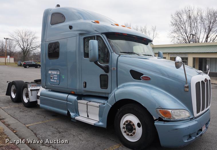 image for item DB0329 2010 Peterbilt 387 semi truck