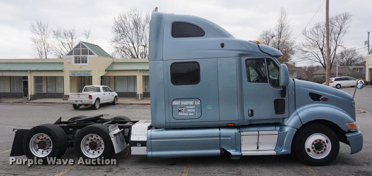 image for item DB0329 2010 Peterbilt 387 semi truck