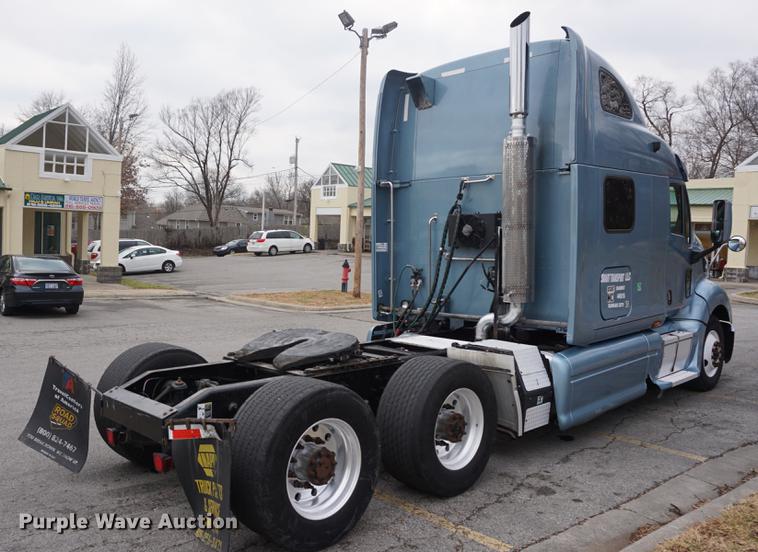 image for item DB0329 2010 Peterbilt 387 semi truck