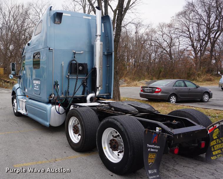 image for item DB0329 2010 Peterbilt 387 semi truck