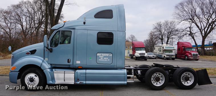 image for item DB0329 2010 Peterbilt 387 semi truck