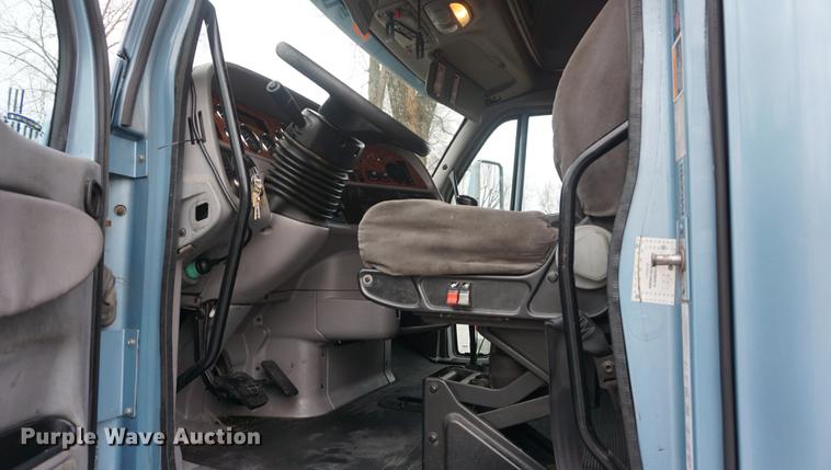 image for item DB0329 2010 Peterbilt 387 semi truck