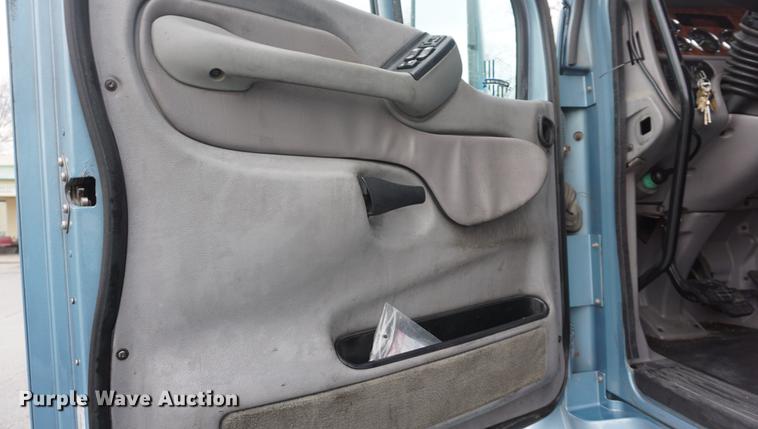 image for item DB0329 2010 Peterbilt 387 semi truck