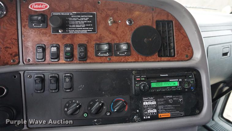 image for item DB0329 2010 Peterbilt 387 semi truck
