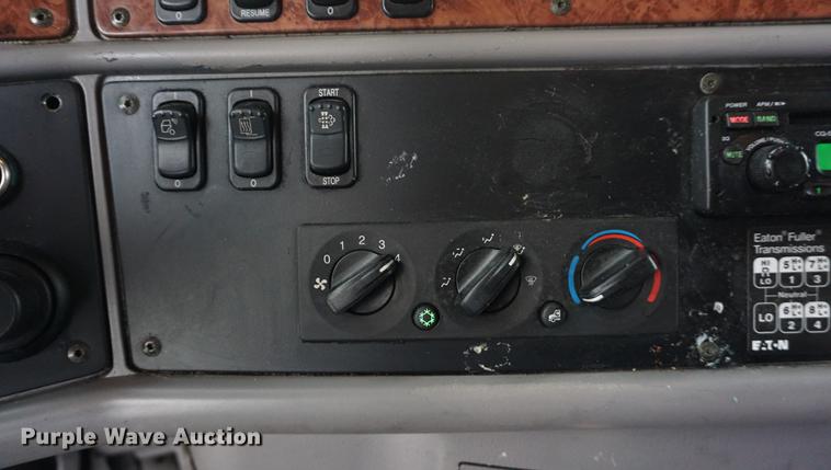 image for item DB0329 2010 Peterbilt 387 semi truck