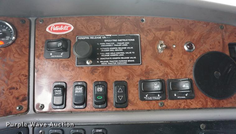 image for item DB0329 2010 Peterbilt 387 semi truck