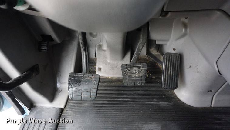 image for item DB0329 2010 Peterbilt 387 semi truck